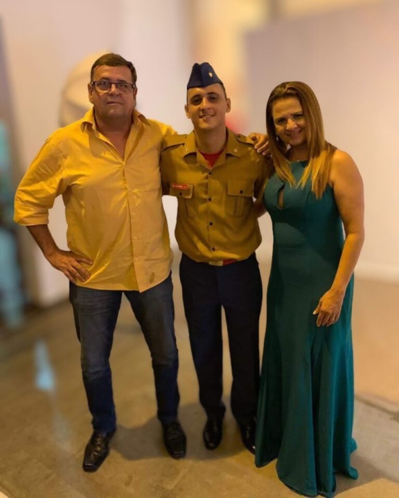 Gabriel com a família depois da conquista