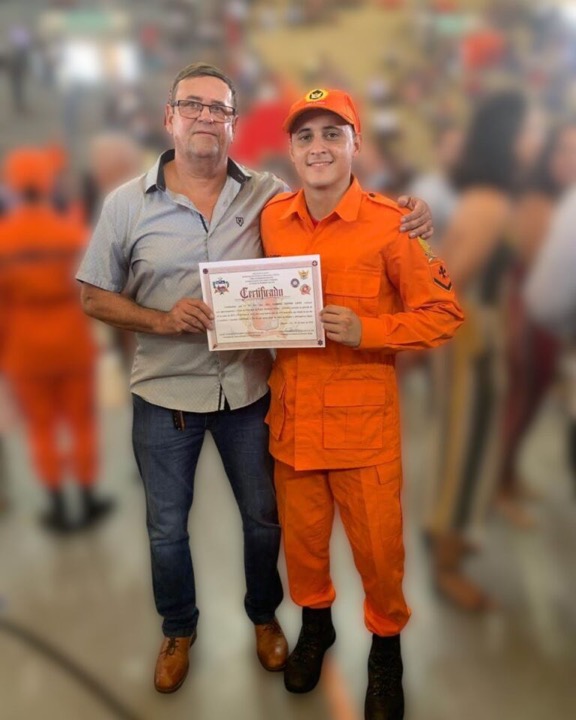 Gabriel formado com certificado